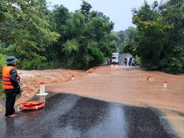 Miền Trung: Nhiều tuyến đường ngập sâu, sạt lở do mưa lớn - Ảnh 6.