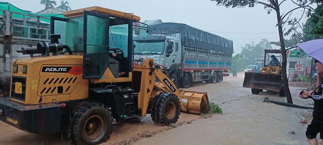 Miền Trung: Nhiều tuyến đường ngập sâu, sạt lở do mưa lớn - Ảnh 3.
