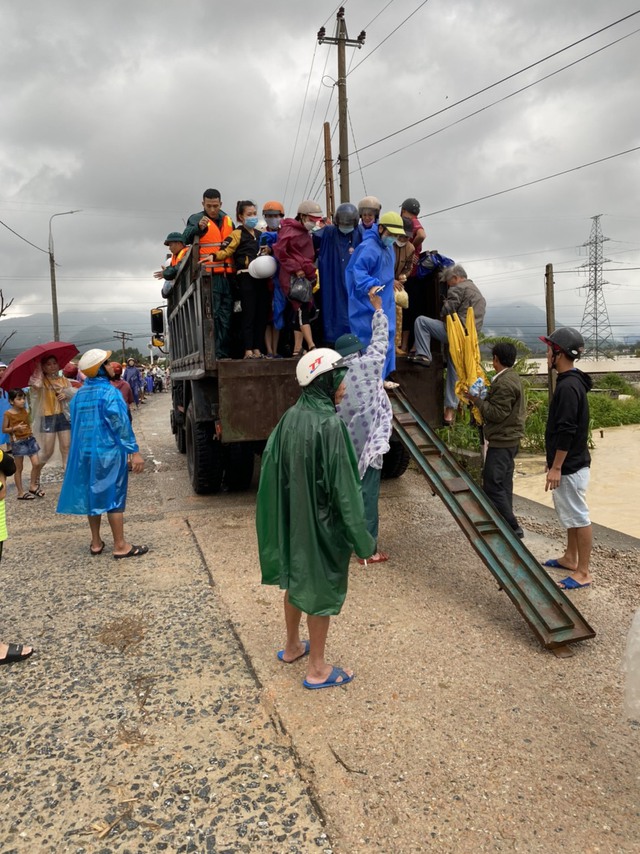 Miền Trung: Nhiều tuyến đường ngập sâu, sạt lở do mưa lớn - Ảnh 2.