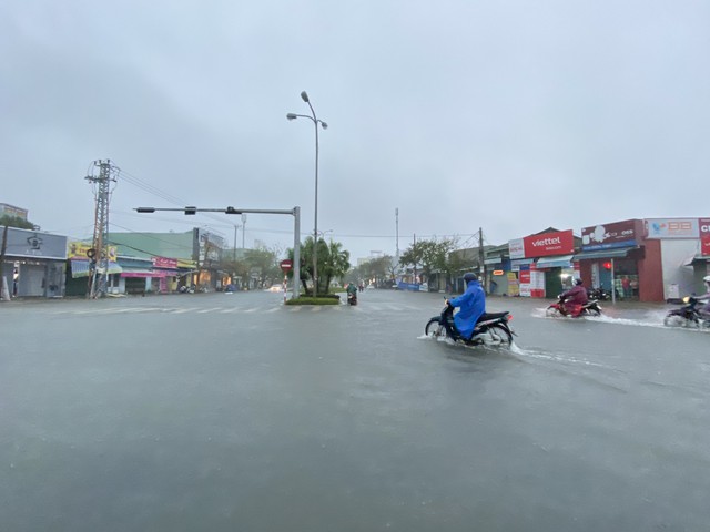 Miền Trung: Nhiều tuyến đường ngập sâu, sạt lở do mưa lớn - Ảnh 7.