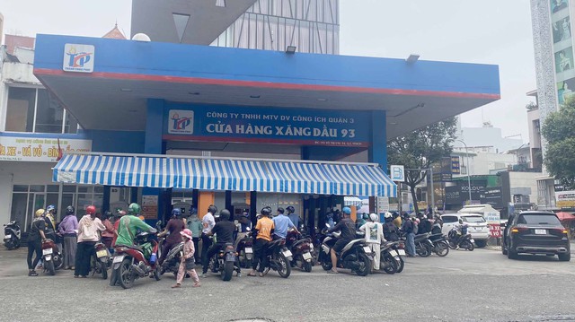 TP.HCM cho phép xe chở xăng dầu được chạy vào giờ cao điểm - Ảnh 1.