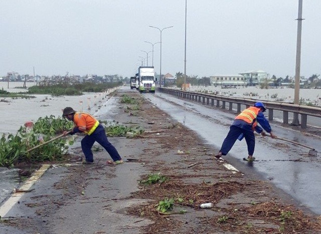 Tất bật hốt dọn, đảm bảo giao thông QL1 Quảng Nam khi nước rút - Ảnh 1.