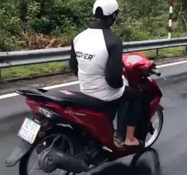 Đi xe máy buông 2 tay, thanh niên 17 tuổi bị phạt gần 9 triệu đồng - Ảnh 1.