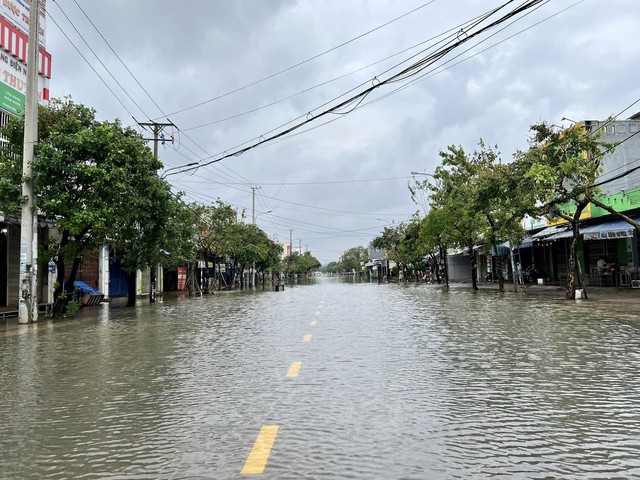 Quảng Nam: QL1 đang ngập sâu hơn 0,5m, Tam Kỳ đường trở thành sông - Ảnh 3.