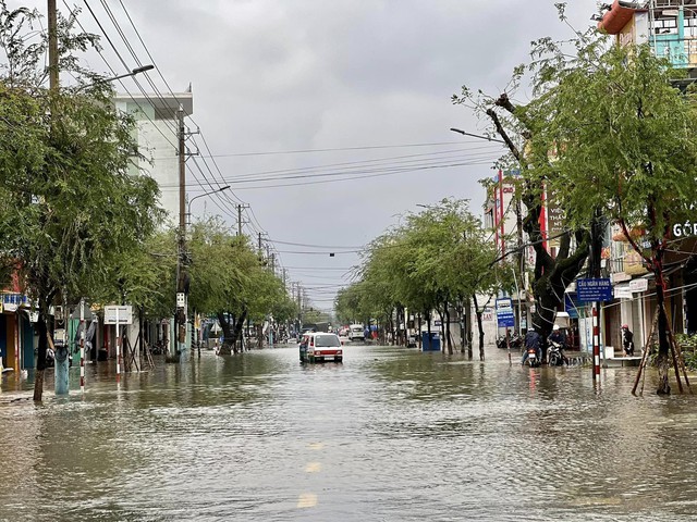 Quảng Nam: QL1 đang ngập sâu hơn 0,5m, Tam Kỳ đường trở thành sông - Ảnh 6.