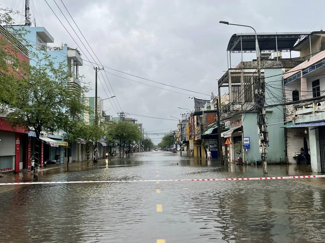 Quảng Nam: QL1 đang ngập sâu hơn 0,5m, Tam Kỳ đường trở thành sông - Ảnh 1.