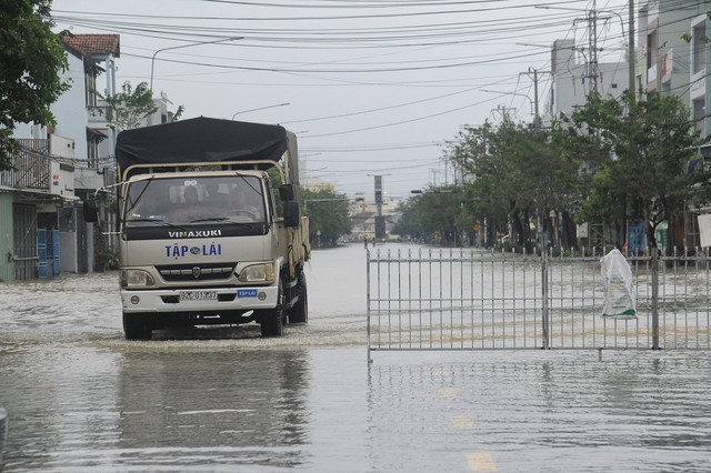Quảng Nam: QL1 đang ngập sâu hơn 0,5m, Tam Kỳ đường trở thành sông - Ảnh 5.