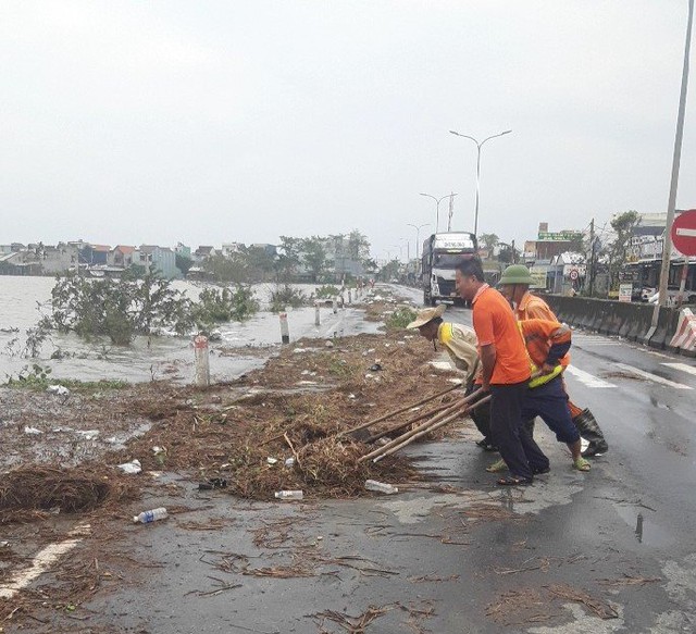 Tất bật hốt dọn, đảm bảo giao thông QL1 Quảng Nam khi nước rút - Ảnh 2.