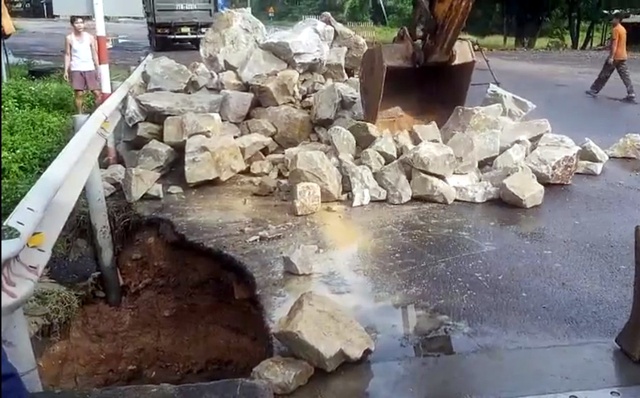 Khẩn trưởng khắc phục sạt lở, hư hỏng các tuyến Quốc lộ qua Phú Yên - Ảnh 1.