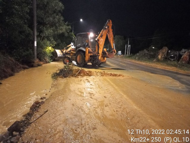 Khẩn trưởng khắc phục sạt lở, hư hỏng các tuyến Quốc lộ qua Phú Yên - Ảnh 3.