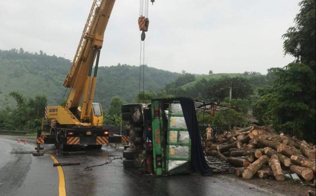 Liên ngành ra quân xử lý xe quá khổ quá tải, xe tải chở khách trên QL9 ở Quảng Trị - Ảnh 1.