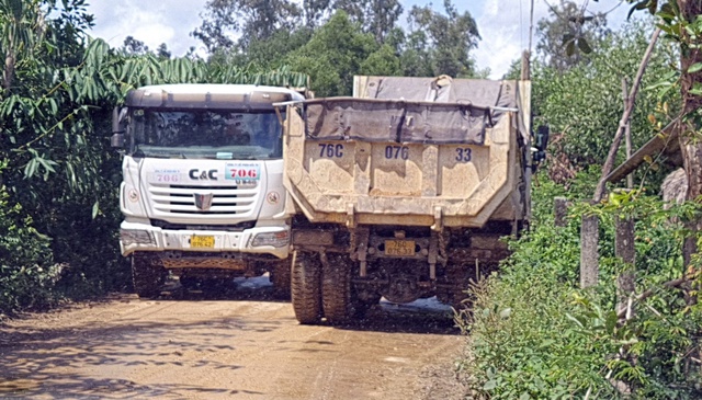 Quảng Ngãi: Kiểm tra, xử lý nghiêm xe chở đất quá tải sau phản ánh Tạp chí Giao Thông - Ảnh 1.