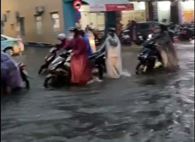 Đà Nẵng: Mưa như trút, nhiều tuyến phố Đà Nẵng ngập sâu - Ảnh 6.