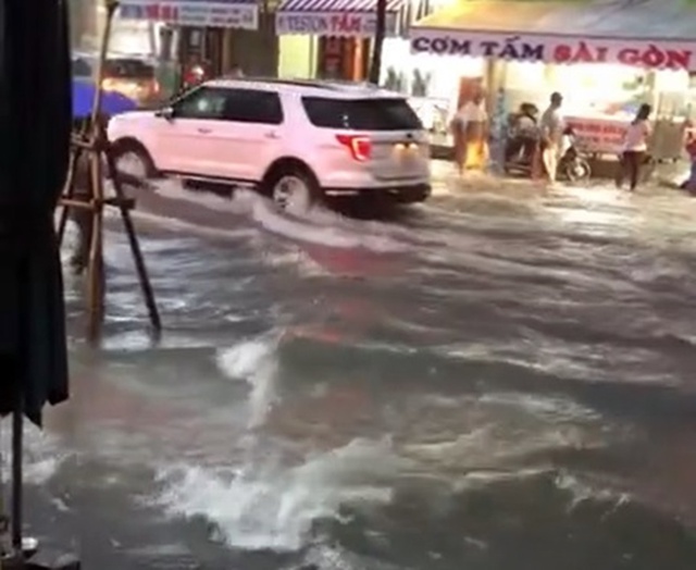 Đà Nẵng: Mưa như trút, nhiều tuyến phố Đà Nẵng ngập sâu - Ảnh 5.