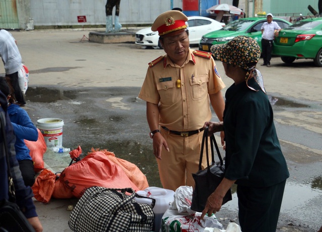 Video: Hành khách đường sắt phấn khởi được hỗ trợ trung chuyển miễn phí  - Ảnh 6.