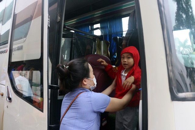Video: Hành khách đường sắt phấn khởi được hỗ trợ trung chuyển miễn phí  - Ảnh 4.