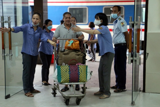 Video: Hành khách đường sắt phấn khởi được hỗ trợ trung chuyển miễn phí  - Ảnh 8.