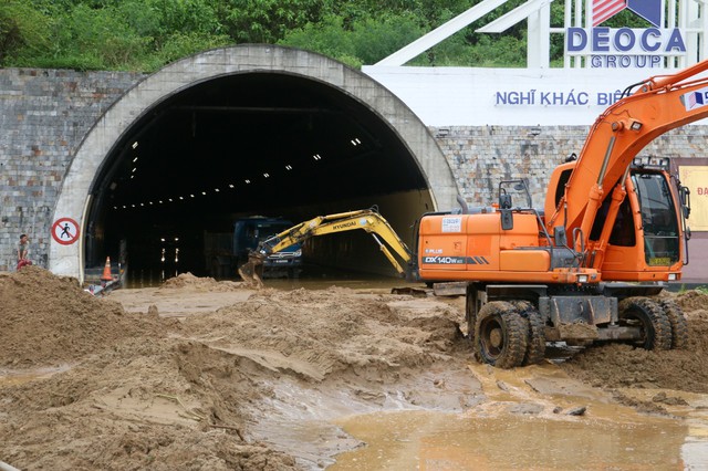Chùm ảnh: Căng sức khắc phục sạt lở, sớm thông hầm còn lại Hải Vân chiều nay - Ảnh 11. Chùm ảnh: Căng sức khắc phục sạt lở, sớm thông hầm còn lại Hải Vân chiều nay - Ảnh 11.