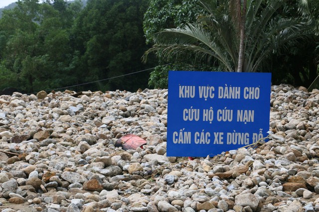 Chùm ảnh: Căng sức khắc phục sạt lở, sớm thông hầm còn lại Hải Vân chiều nay - Ảnh 4. Chùm ảnh: Căng sức khắc phục sạt lở, sớm thông hầm còn lại Hải Vân chiều nay - Ảnh 4.