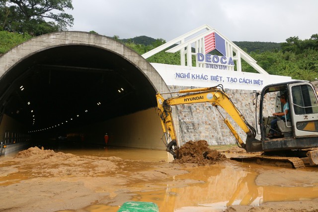 Chùm ảnh: Căng sức khắc phục sạt lở, sớm thông hầm còn lại Hải Vân chiều nay - Ảnh 1. Chùm ảnh: Căng sức khắc phục sạt lở, sớm thông hầm còn lại Hải Vân chiều nay - Ảnh 1.