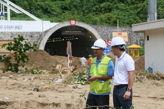 Chùm ảnh: Căng sức khắc phục sạt lở, sớm thông hầm còn lại Hải Vân chiều nay - Ảnh 9. Chùm ảnh: Căng sức khắc phục sạt lở, sớm thông hầm còn lại Hải Vân chiều nay - Ảnh 9.