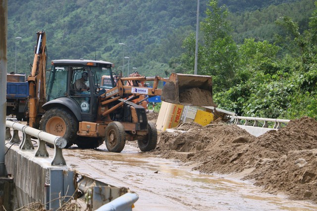Chùm ảnh: Căng sức khắc phục sạt lở, sớm thông hầm còn lại Hải Vân chiều nay - Ảnh 10. Chùm ảnh: Căng sức khắc phục sạt lở, sớm thông hầm còn lại Hải Vân chiều nay - Ảnh 10.