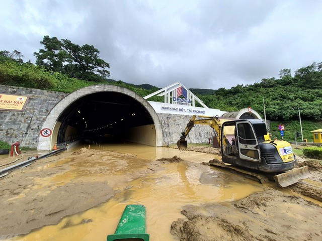 Chùm ảnh: Căng sức khắc phục sạt lở, sớm thông hầm còn lại Hải Vân chiều nay - Ảnh 14. Chùm ảnh: Căng sức khắc phục sạt lở, sớm thông hầm còn lại Hải Vân chiều nay - Ảnh 14.