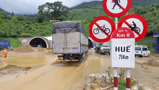 Chùm ảnh: Căng sức khắc phục sạt lở, sớm thông hầm còn lại Hải Vân chiều nay - Ảnh 6. Chùm ảnh: Căng sức khắc phục sạt lở, sớm thông hầm còn lại Hải Vân chiều nay - Ảnh 6.