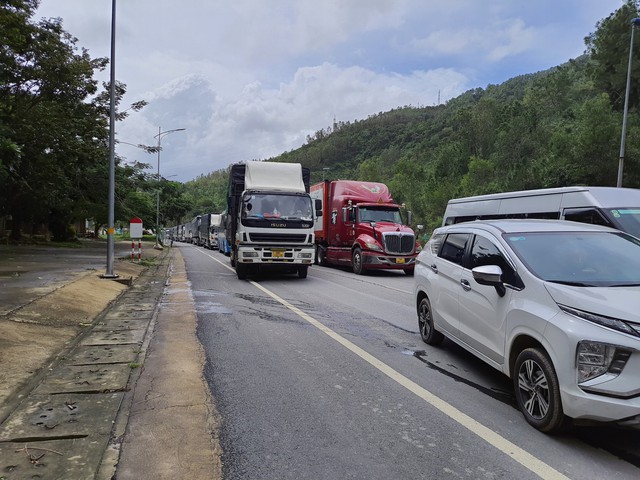 Chùm ảnh: Căng sức khắc phục sạt lở, sớm thông hầm còn lại Hải Vân chiều nay - Ảnh 13. Chùm ảnh: Căng sức khắc phục sạt lở, sớm thông hầm còn lại Hải Vân chiều nay - Ảnh 13.