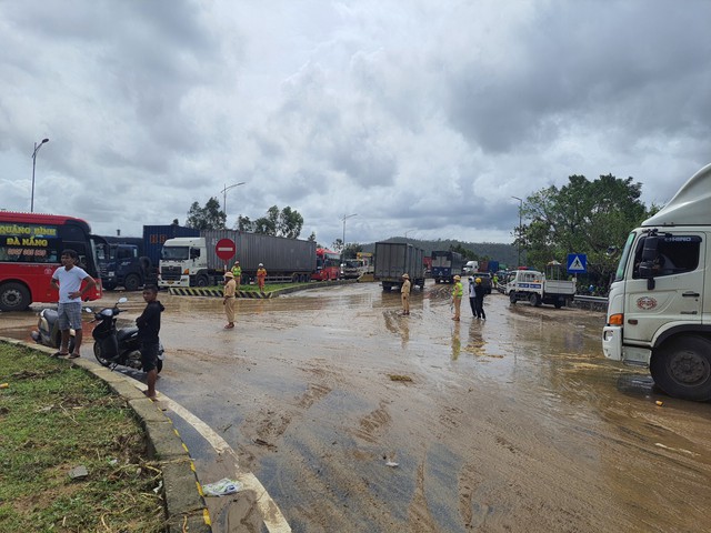 Chùm ảnh: Căng sức khắc phục sạt lở, sớm thông hầm còn lại Hải Vân chiều nay - Ảnh 12. Chùm ảnh: Căng sức khắc phục sạt lở, sớm thông hầm còn lại Hải Vân chiều nay - Ảnh 12.