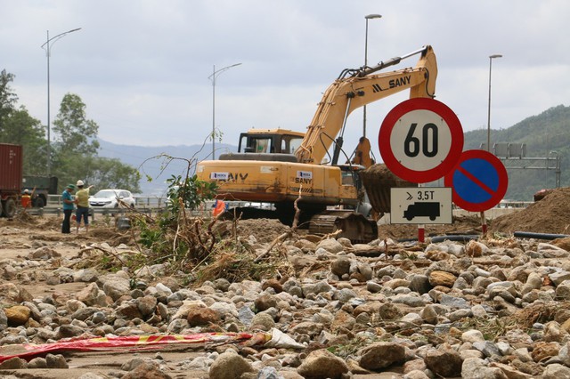 Chùm ảnh: Căng sức khắc phục sạt lở, sớm thông hầm còn lại Hải Vân chiều nay - Ảnh 2. Chùm ảnh: Căng sức khắc phục sạt lở, sớm thông hầm còn lại Hải Vân chiều nay - Ảnh 2.