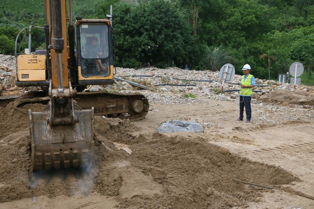 Chùm ảnh: Căng sức khắc phục sạt lở, sớm thông hầm còn lại Hải Vân chiều nay - Ảnh 5. Chùm ảnh: Căng sức khắc phục sạt lở, sớm thông hầm còn lại Hải Vân chiều nay - Ảnh 5.