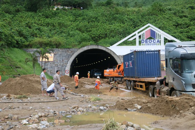 Chùm ảnh: Căng sức khắc phục sạt lở, sớm thông hầm còn lại Hải Vân chiều nay - Ảnh 7. Chùm ảnh: Căng sức khắc phục sạt lở, sớm thông hầm còn lại Hải Vân chiều nay - Ảnh 7.
