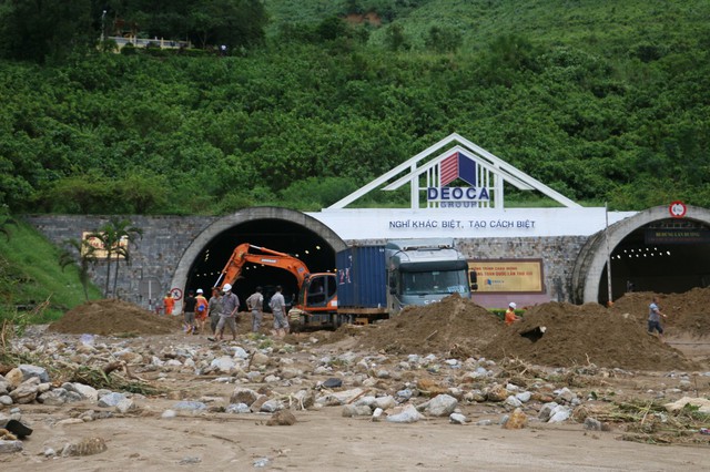 Chùm ảnh: Căng sức khắc phục sạt lở, sớm thông hầm còn lại Hải Vân chiều nay - Ảnh 3. Chùm ảnh: Căng sức khắc phục sạt lở, sớm thông hầm còn lại Hải Vân chiều nay - Ảnh 3.