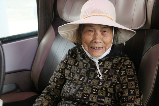 Video: Hành khách đường sắt phấn khởi được hỗ trợ trung chuyển miễn phí  - Ảnh 1.