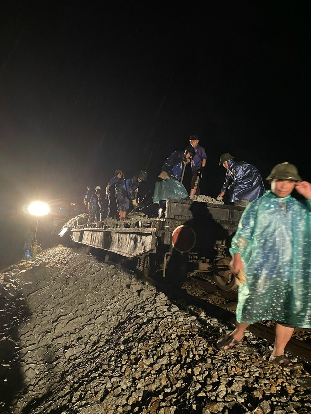 Đường sắt Bắc - Nam đã được thông tàu trở lại - Ảnh 5.