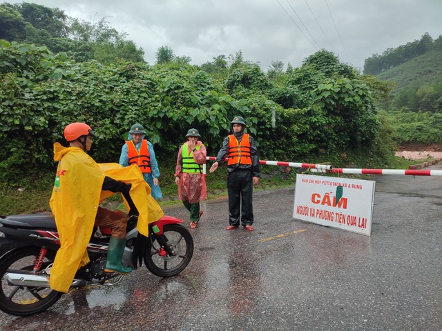 Đường lên Cửa khẩu quốc tế La Lay Quảng Trị nứt toác, sạt lún nghiêm trọng - Ảnh 2.