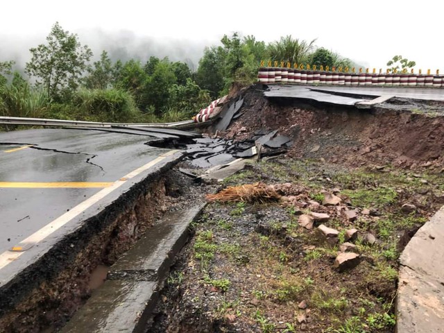 Đường lên Cửa khẩu quốc tế La Lay Quảng Trị nứt toác, sạt lún nghiêm trọng - Ảnh 1.