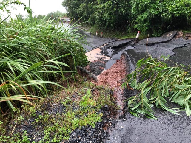Đường lên Cửa khẩu quốc tế La Lay Quảng Trị nứt toác, sạt lún nghiêm trọng - Ảnh 3.