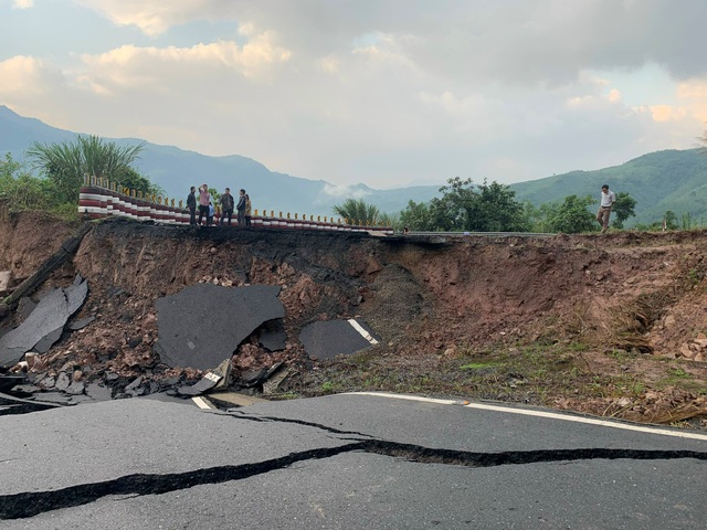 Nhanh chóng khắc phục hậu quả cơn bão số 5 gây ra tại các tỉnh miền Trung - Ảnh 1.