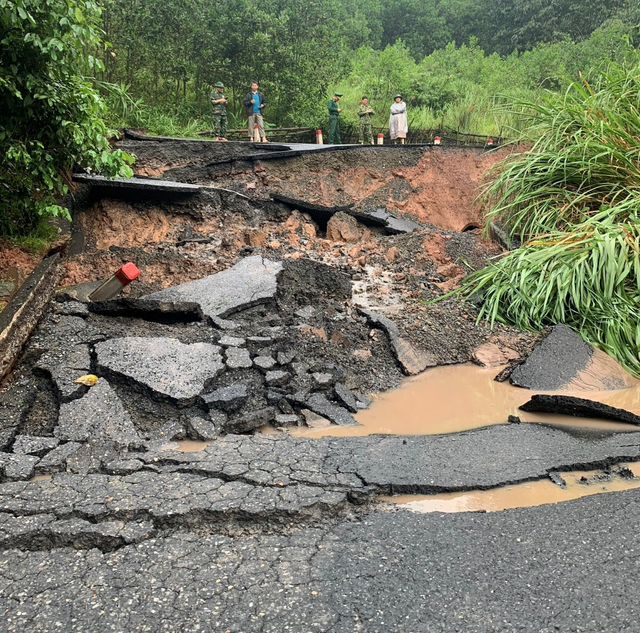 Nhanh chóng khắc phục hậu quả cơn bão số 5 gây ra tại các tỉnh miền Trung - Ảnh 3.