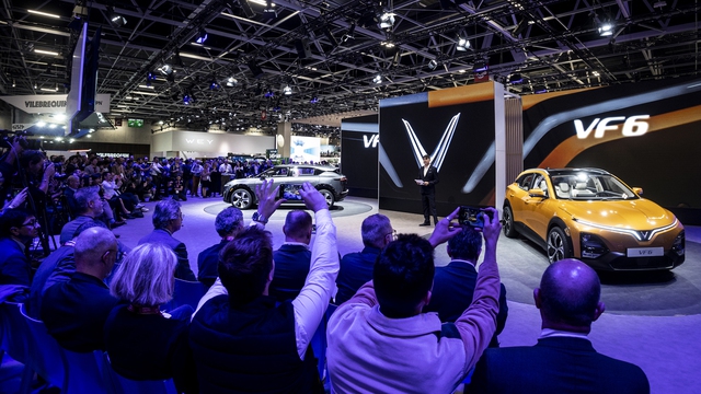 VinFast mở 3 trụ sở mới và lên kế hoạch lắp ráp xe ở châu Âu - Ảnh 1. VinFast Paris Motor Show 2022