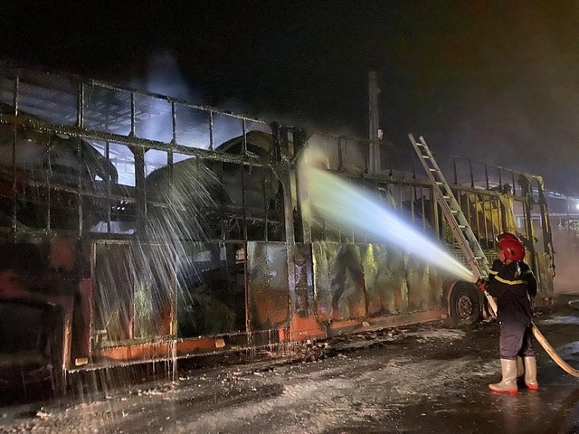 Xe đầu kéo chở 7 ô tô bốc cháy dữ dội trên quốc lộ 1A - Ảnh 1.