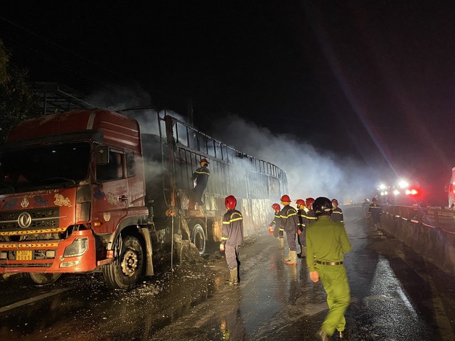 Xe đầu kéo chở 7 ô tô bốc cháy dữ dội trên quốc lộ 1A - Ảnh 2.