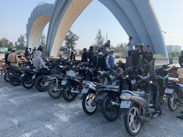 Quảng Trị: Ngăn chặn hàng chục thanh, thiếu niên tụ tập đua xe trái phép - Ảnh 2. Quảng Trị: Ngăn chặn hàng chục thanh, thiếu niên tụ tập đua xe trái phép - Ảnh 2.