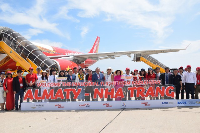 Đón chuyến bay thẳng đầu tiên từ Kazakhstan đến Nha Trang - Ảnh 1.