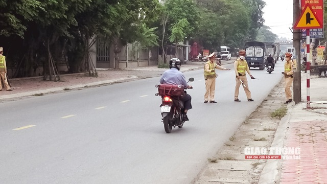 CSGT lập chốt trên quốc lộ chặn "ma men" - Ảnh 4.