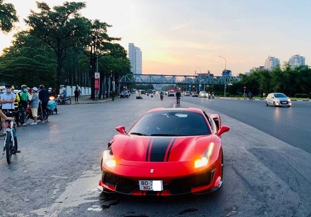 Siêu xe Ferrari tông chết người sáng 31/10 có giá bao nhiêu tại Việt Nam? - Ảnh 2.