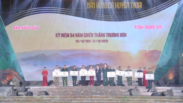 Xúc động với "Truông Bồn - Bản hùng ca huyền thoại" - Ảnh 2. Xúc động với "Truông Bồn - Bản hùng ca huyền thoại" - Ảnh 2.