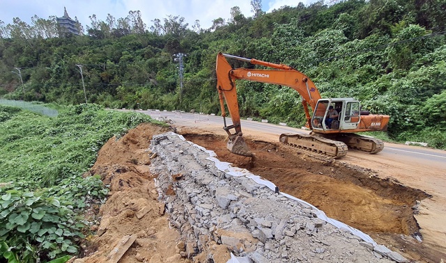 Đà Nẵng: Nỗ lực khắc phục hư hỏng đường lên bán đảo Sơn Trà - Ảnh 12. Đà Nẵng: Nỗ lực khắc phục hư hỏng đường lên bán đảo Sơn Trà - Ảnh 12.